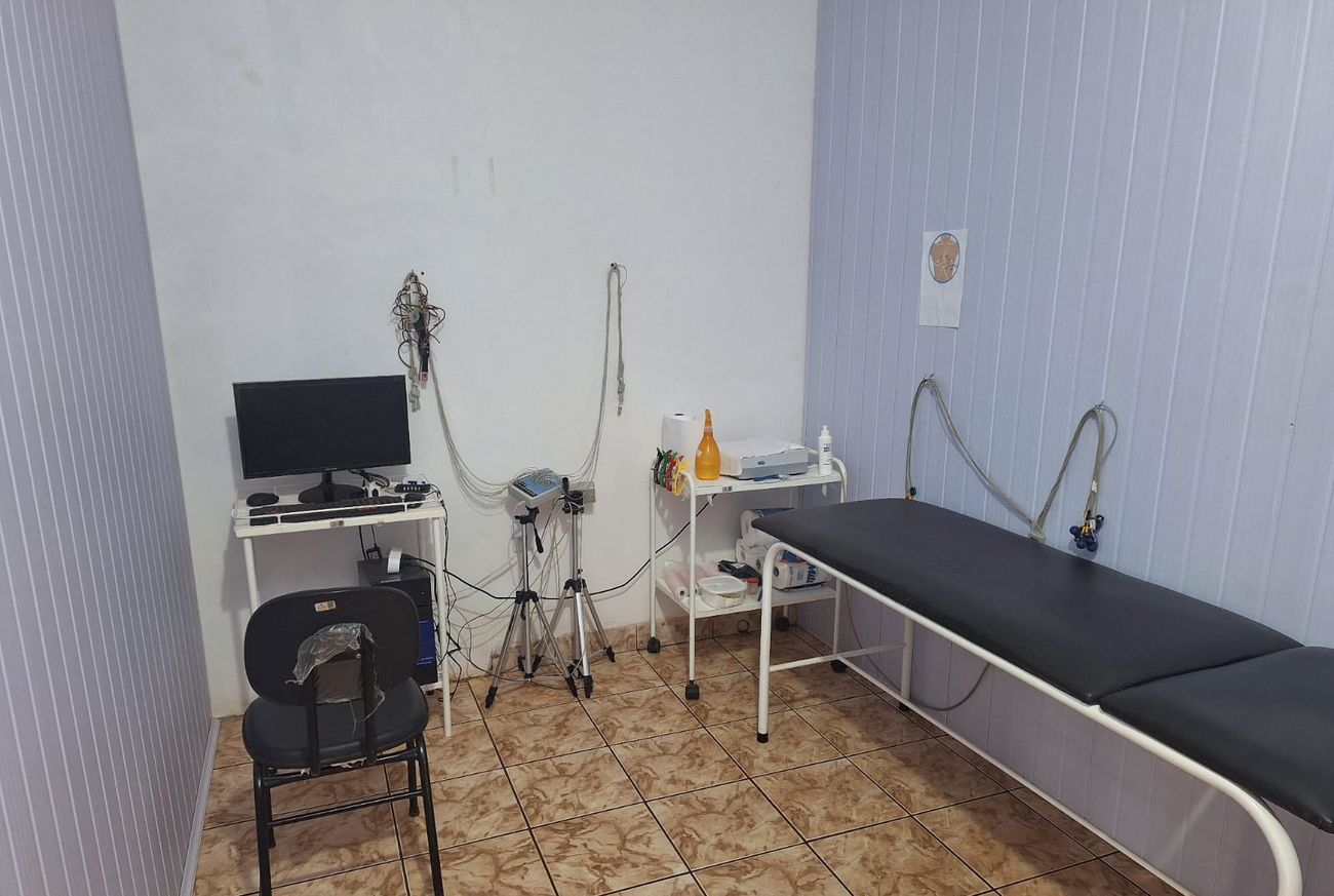 Sala de exames com maca e computador