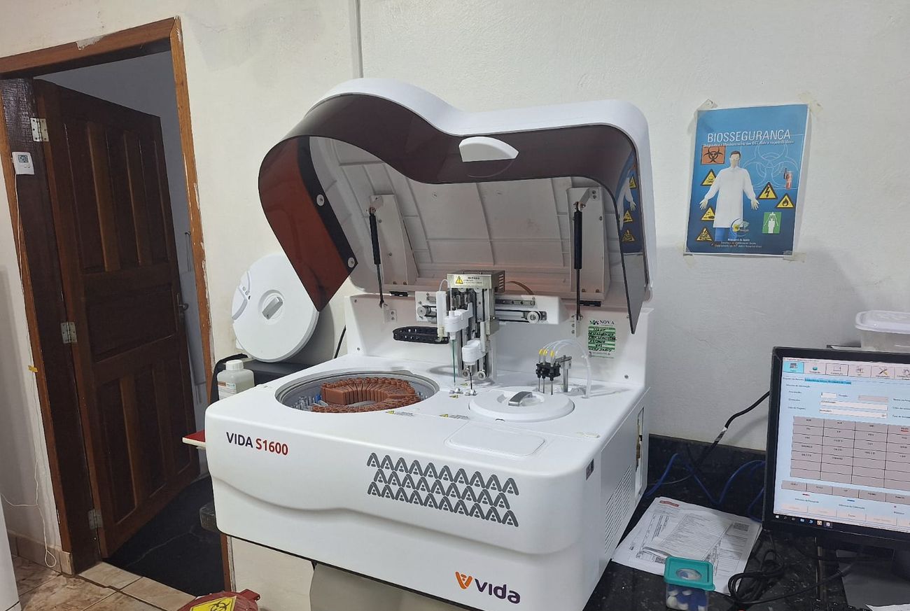 Equipamento de análises laboratoriais com a tampa aberta