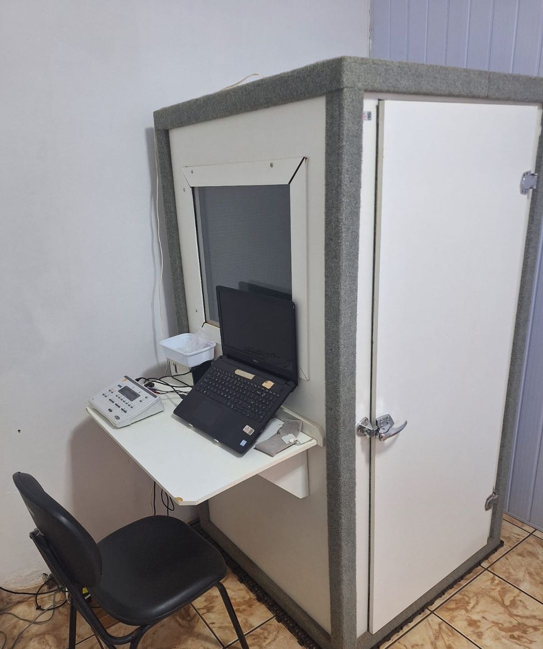 Cabine acústica usada na audiometria