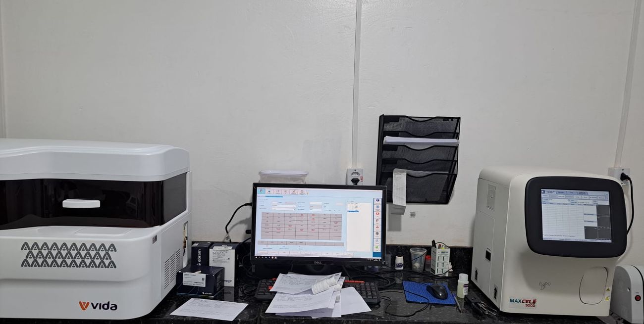 Analisadores na bancada do laboratório