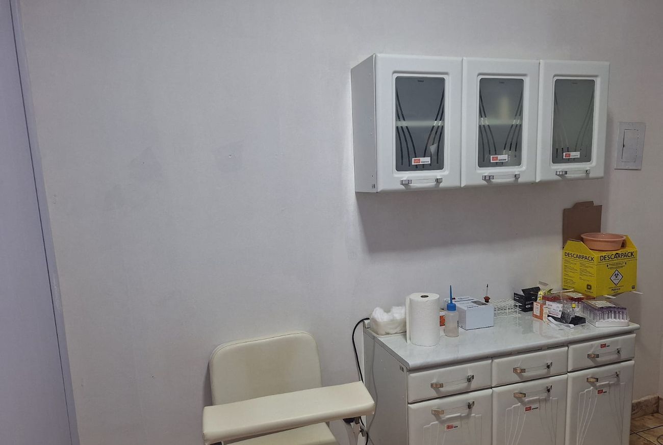 Sala de coleta com cadeira e bancada