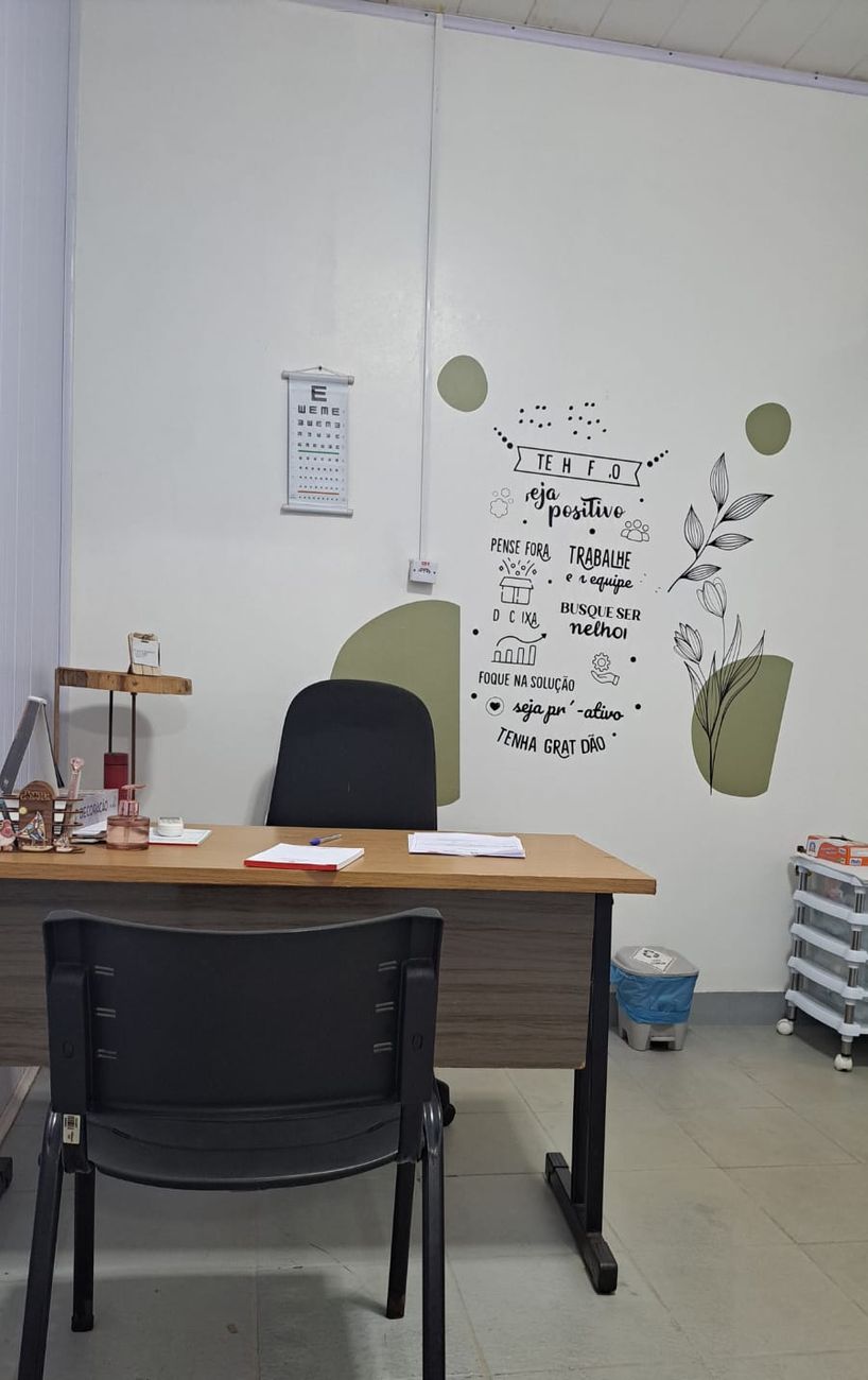 Consultório com mesa e cadeiras