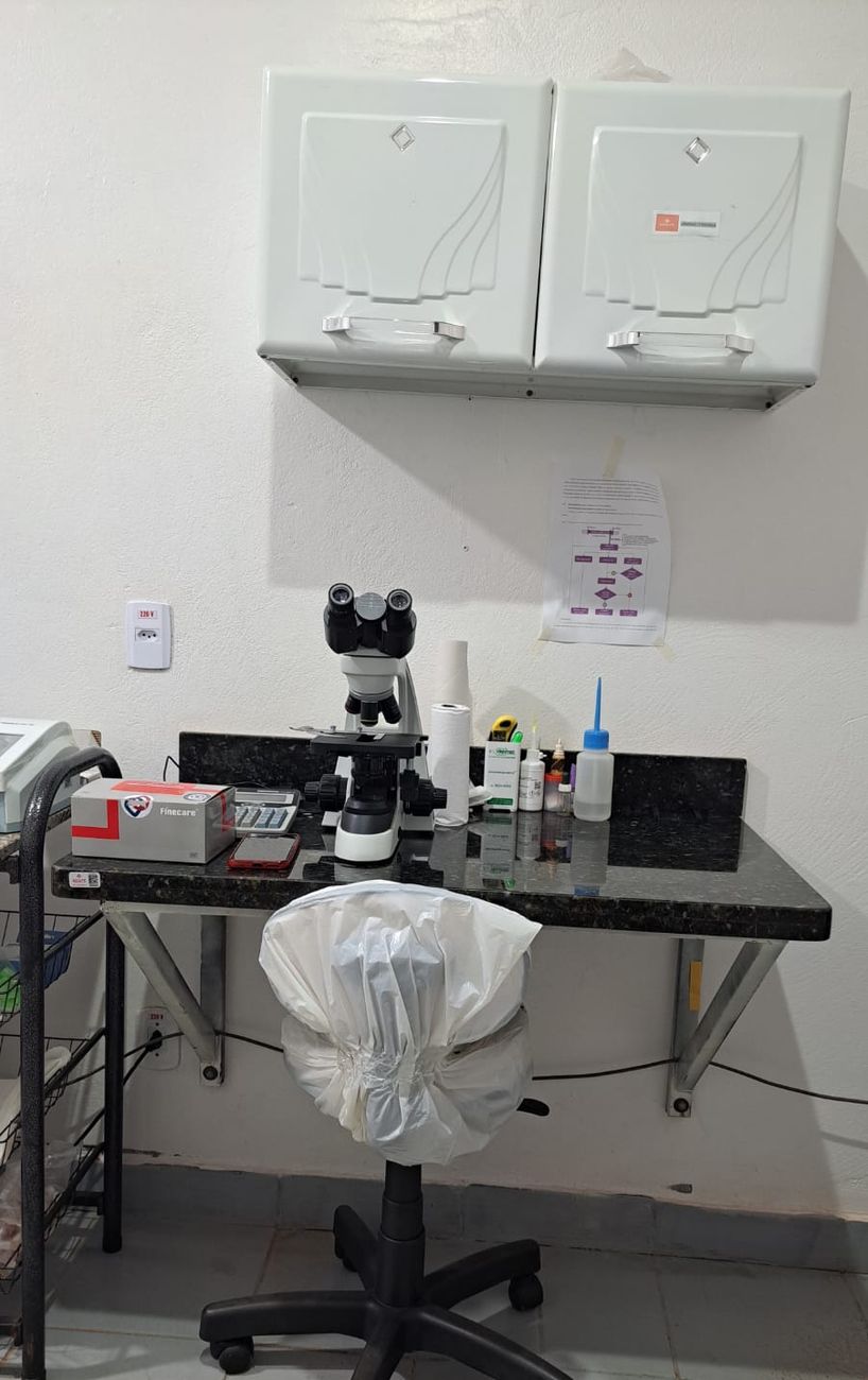Microscópio na bancada do laboratório